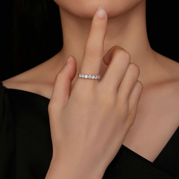 טבעת Eternity מואסניט 2 קראט – זוהר אינסופי שעוטף את האצבע